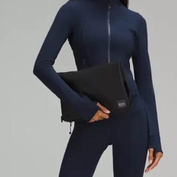 NWT LULULEMON Travel Laundry Bag 12L - Picture 6 of 6